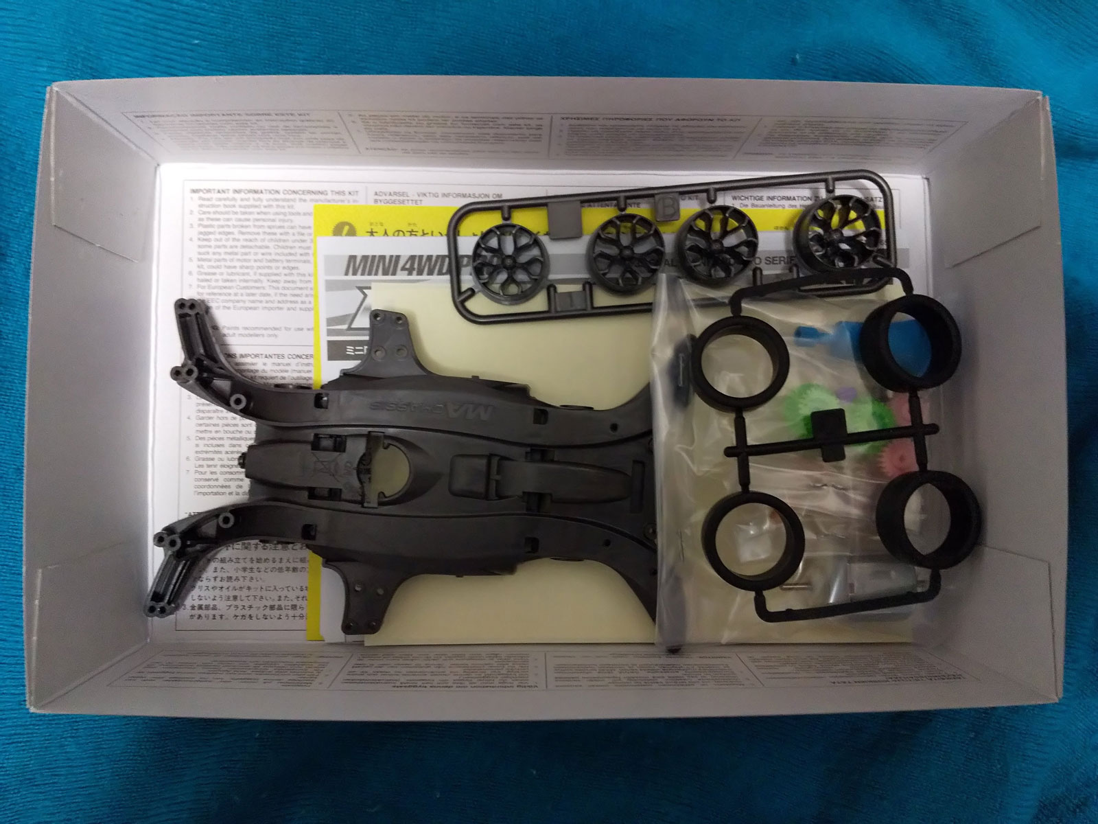 箱の中のパーツたち 2