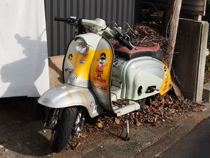 朽ちたスクーター